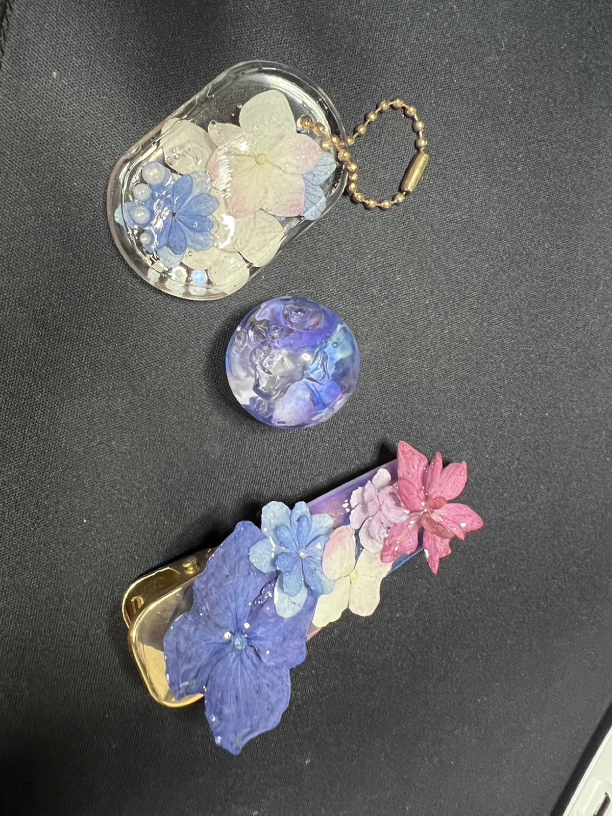 小花を閉じ込めたレジンチャームとアクセサリー