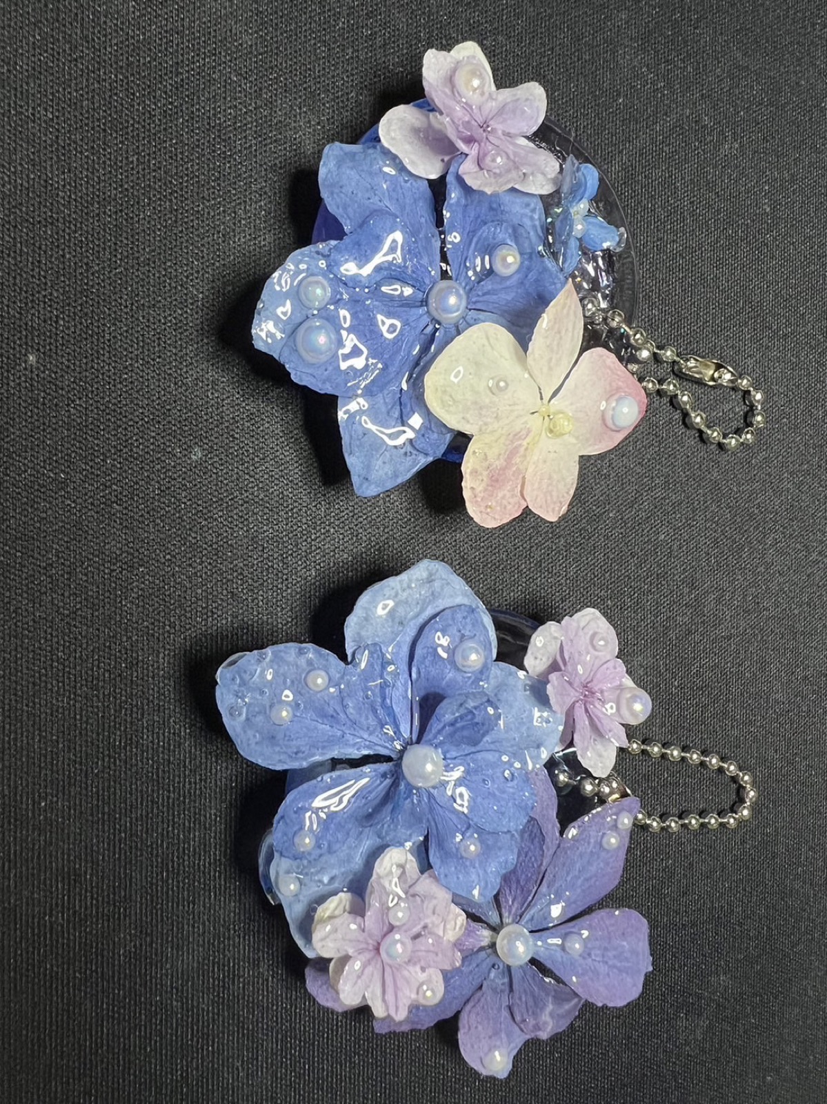青と紫の花を重ねたレジンチャーム
