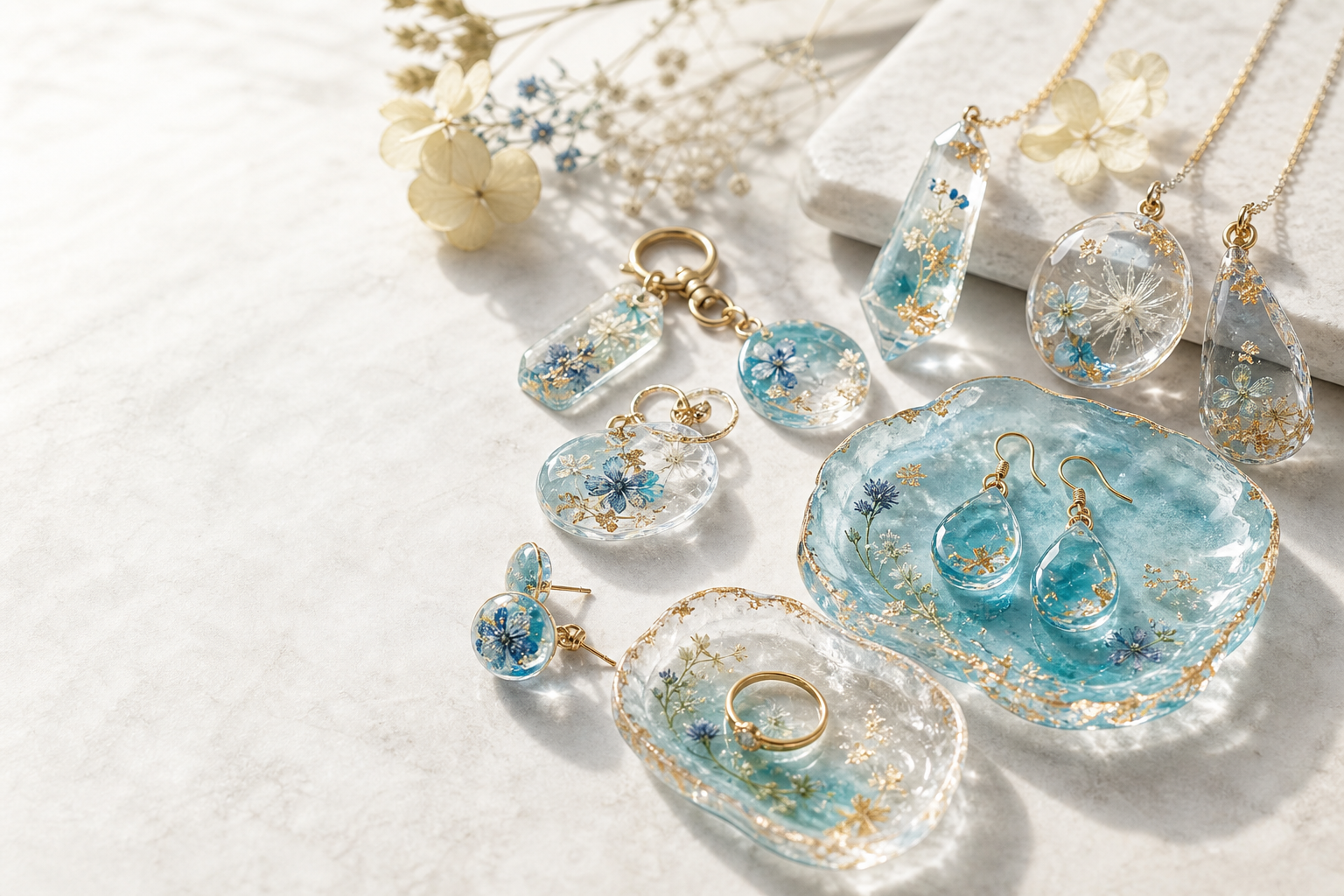 青い花と金箔を閉じ込めたレジンアクセサリーの商品写真